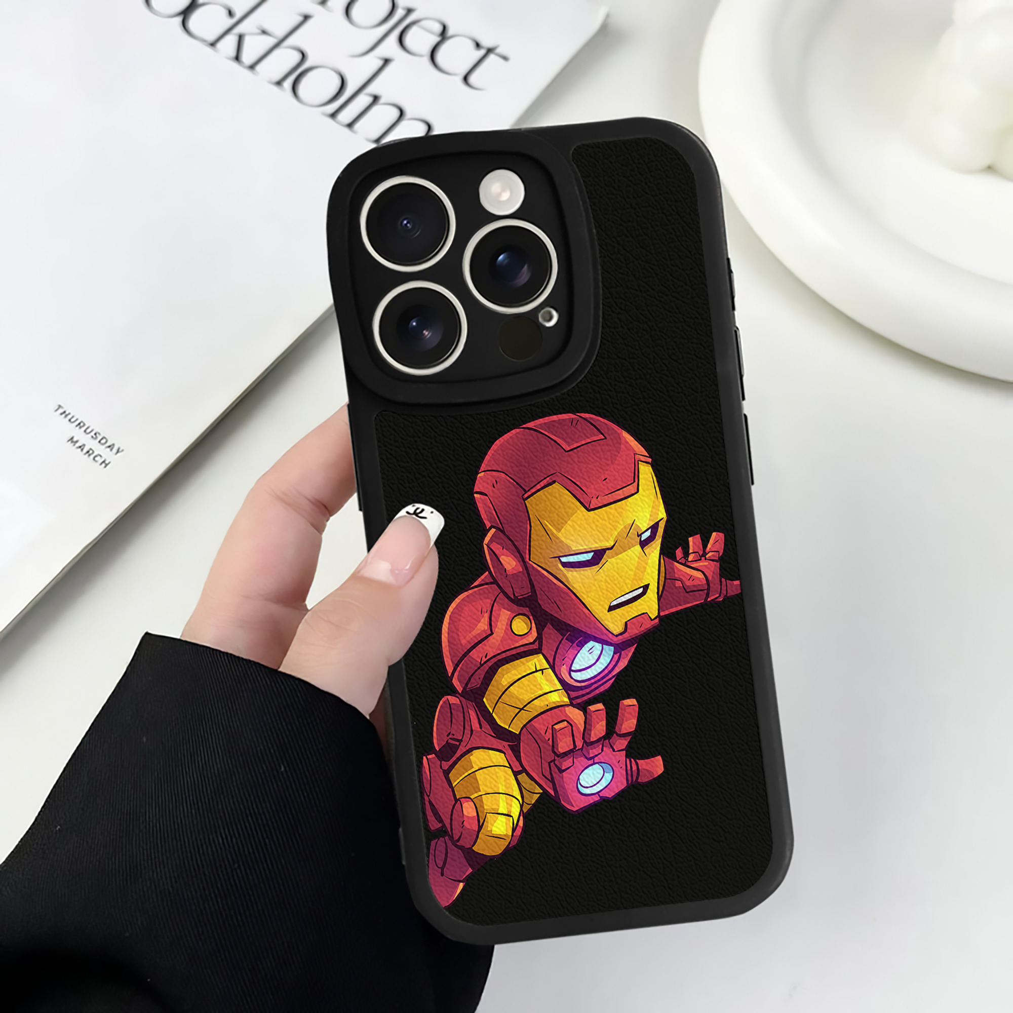 （画像用） アベンジャーズ The Avengers 【iPhone 16シリーズ対応】シリコンスマホケース（レザー調） 材質：シリコン